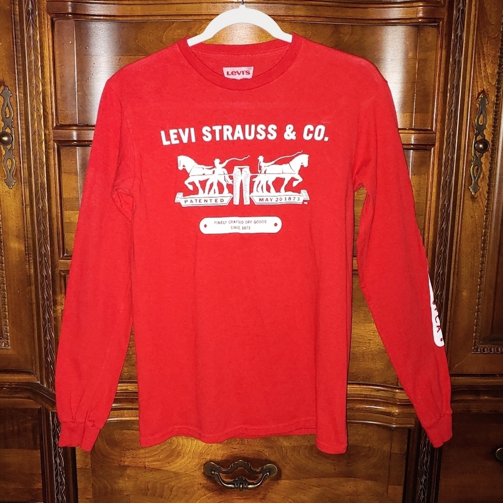 Levi Strauss top. Red and white, size S